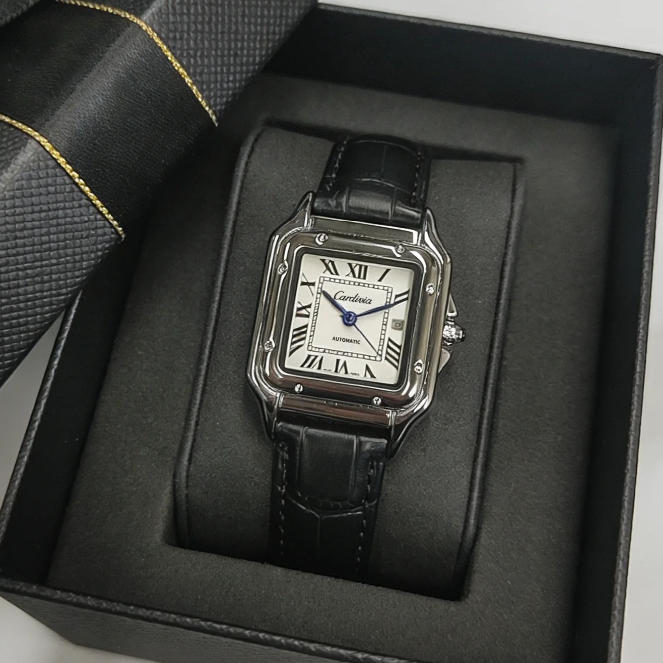 นาฬิกาควอทซ์ผู้หญิงทรงสี่เหลี่ - Cartier Watch Santos บทวิจารณ์และราคา